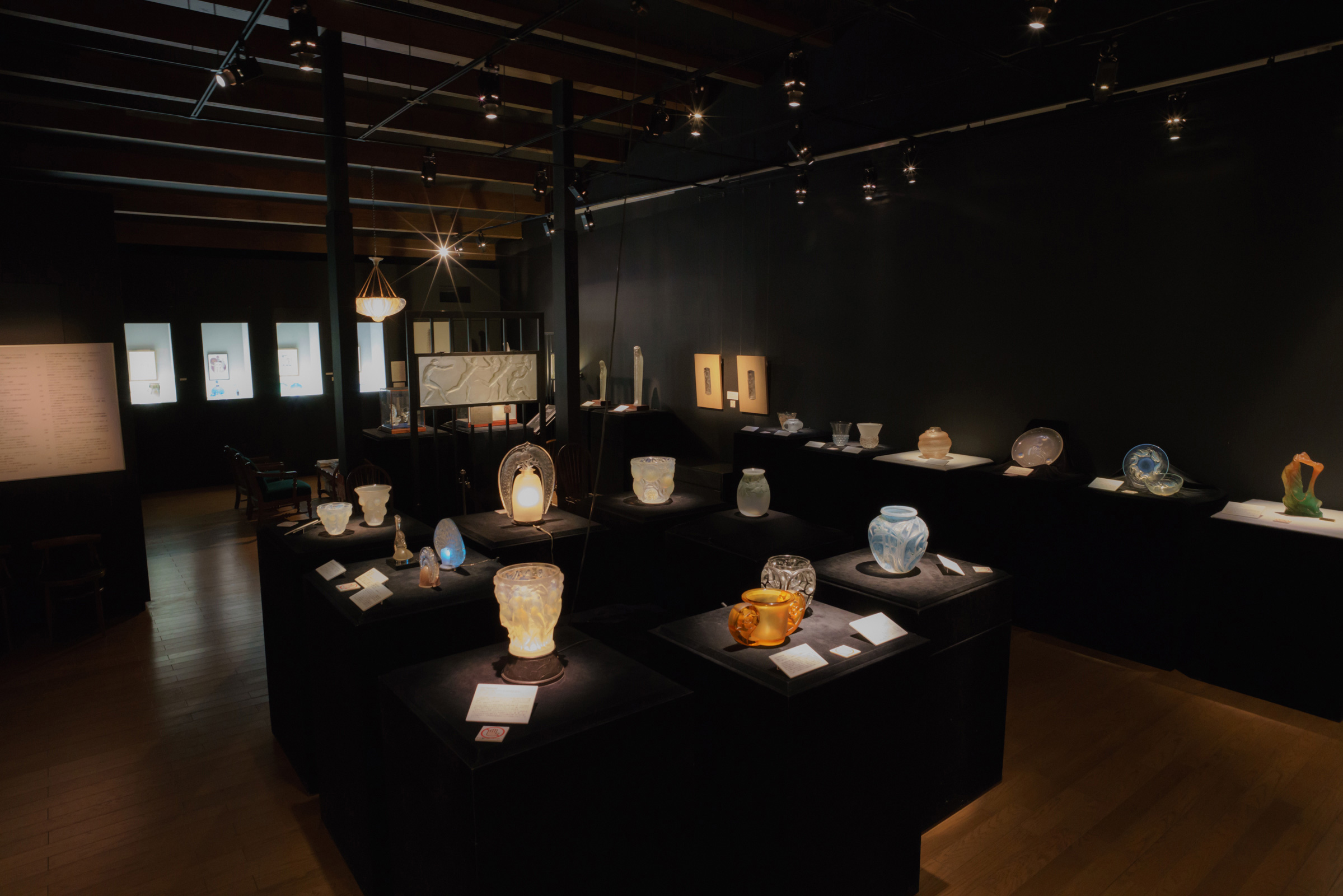 陳列室統一為黑色，用於觀看玻璃作品