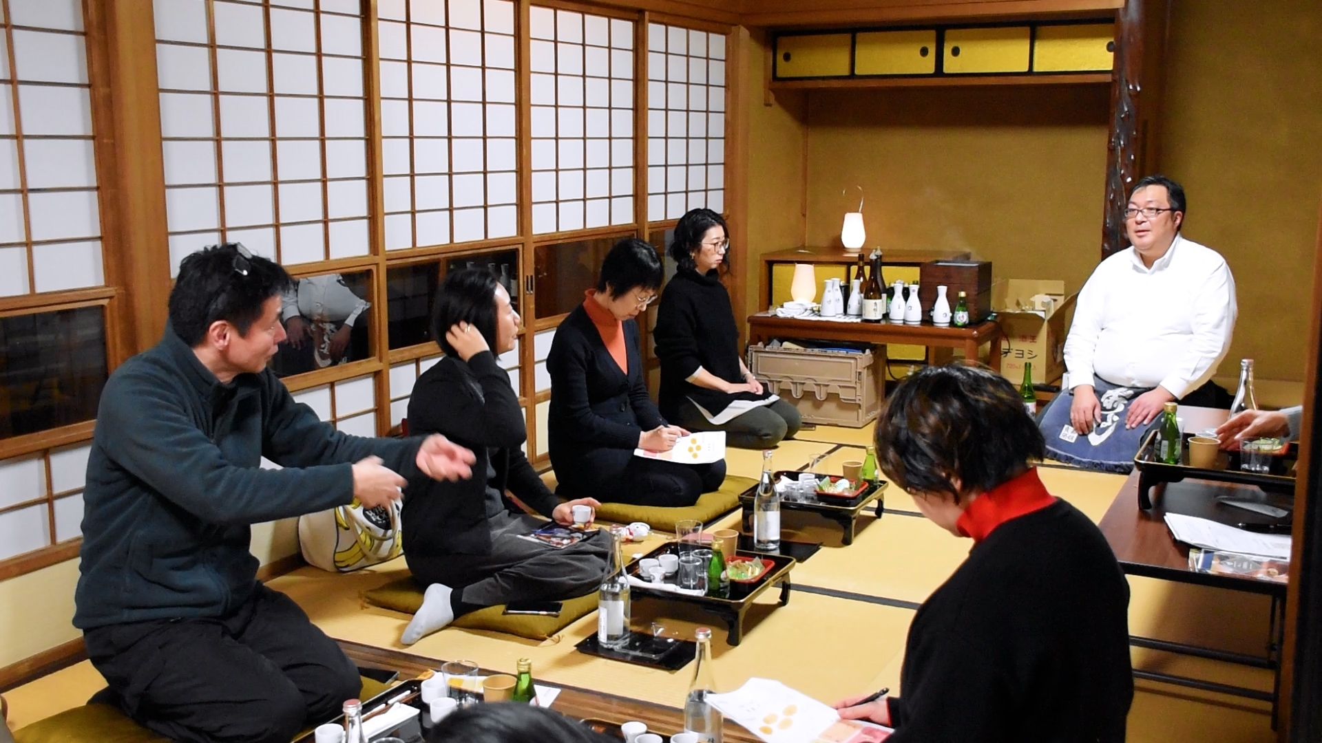Enjoy sake in the samurai residence street! Local liquor store owner “Kentaro” teaches you about recommended local sake and how to enjoy it deeply