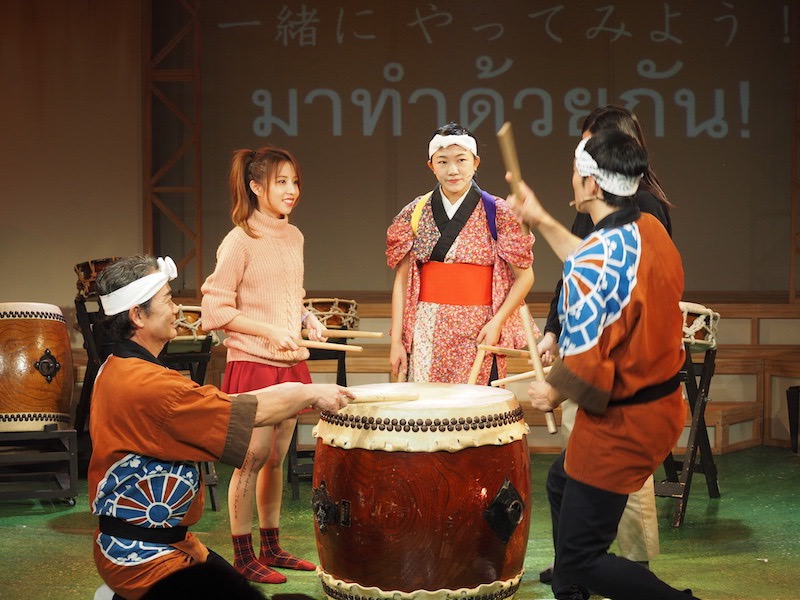 Experience Japanese drums with Warabiza actors as instructors