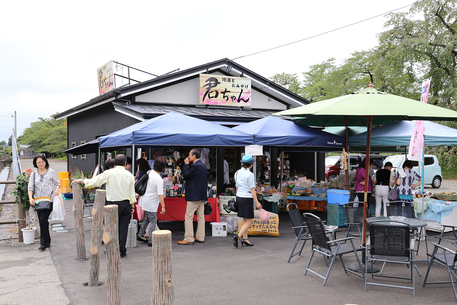 Souvenir and local sake shop “Kimi-chan”