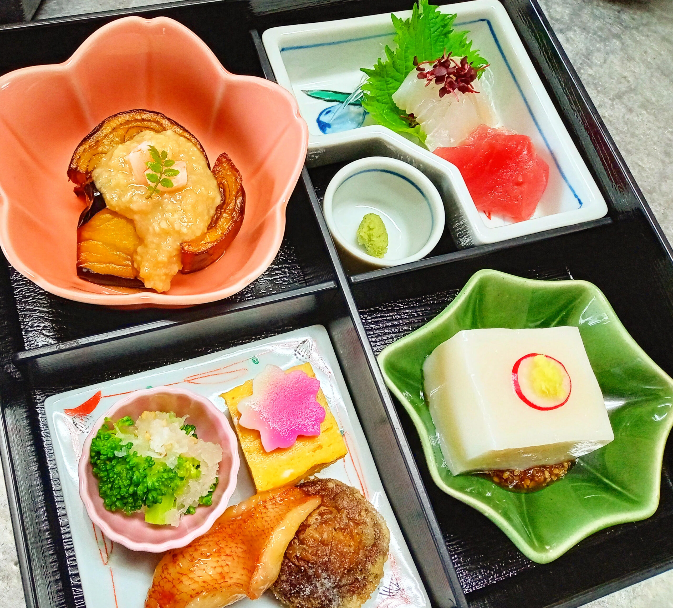 Lunch box to eat in the store