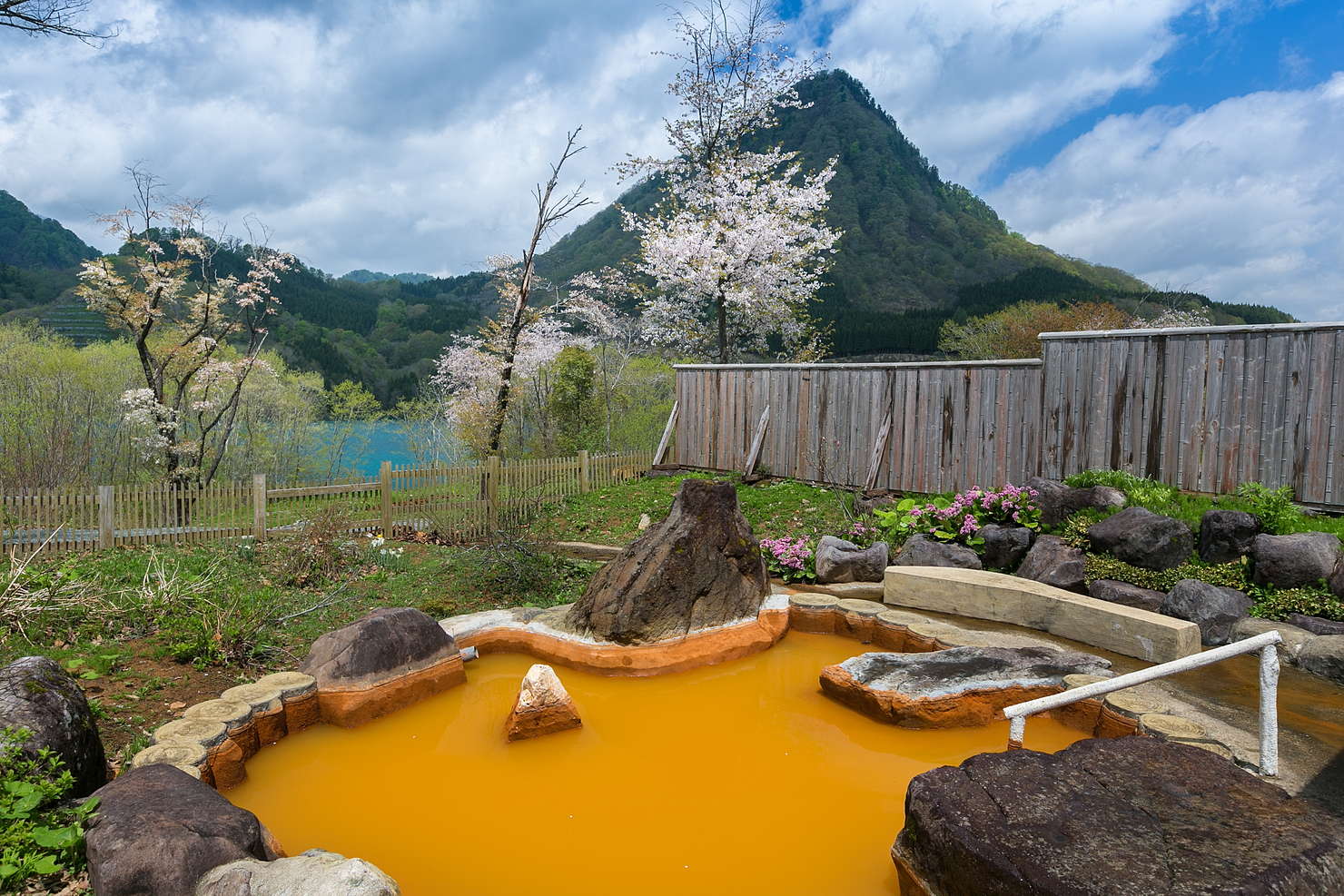 บ่อน้ำร้อนกลางแจ้งพร้อมทิวทัศน์อันตระการตาของบ่อน้ำพุร้อน "มิคานิโระ"