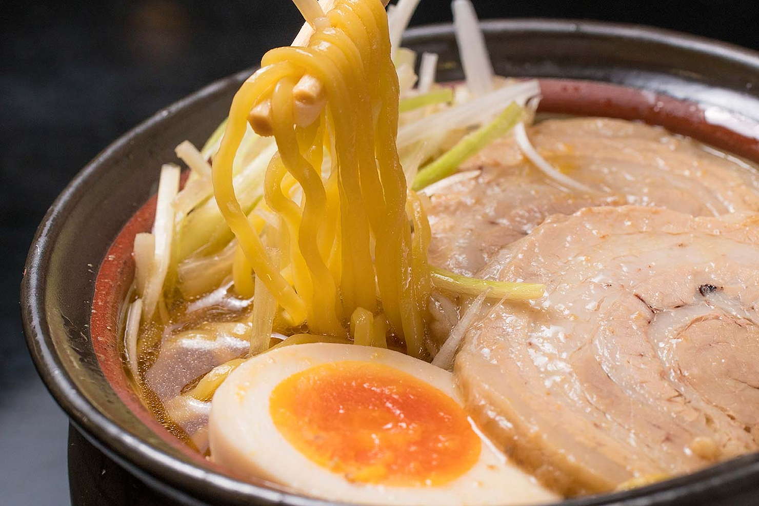 At the restaurant "Donabeya," enjoy freshly cooked piping hot food cooked in clay pots and on hot iron plates!